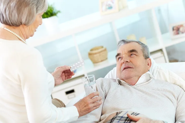 ¿Por qué nos ayuda tanto un acompañante de hospital cuando un familiar está enfermo? Porque él acompañará a nuestro ser querido siempre que nosotros no podamos, nos da tranquilidad y respiro para estar sanos y fuertes para ayudar a su recuperación. La estancia en el hospital es siempre un motivo de trastorno para toda la familia. Una enfermedad que supone un ingreso hospitalario es un impacto emocional para el enfermos y sus seres queridos. A menudo, las estancias en los hospitales se prolongan durante semanas y es muy difícil acompañar las 24 horas al enfermo. Por falta de tiempo, por motivos de trabajo, porque vivimos fuera del lugar donde se encuentra el hospital, porque hay niños pequeños ... por tantos motivos un acompañante de hospital es una figura indispensable para que el enfermo reciba la atención y apoyo adecuados, ayudando a paliar el estrés del ingreso en el hospital. El acompañante de hospital es un buen servicio que cada vez está más demandado. Se trata de un profesional cualificado para acompañar y atender enfermos, ya sean mayores, personas con discapacidad y otras necesidades especiales. Sabe cómo actuar y a quien llamar en caso de que el enfermo necesite a la familia. Beneficios de un acompañante de hospital Apoyo emocional y evitar la soledad:  Cuando un familiar está enfermo en el hospital sabemos que es importante que esté acompañado para un buen estado anímico. El acompañante conoce su trabajo y tiene recuerdos para actuar ante una crisis de ansiedad. Respiro familiar: Horarios flexibles: Podemos contratarle a turnos para que nosotros podamos trabajar, descansar y estar bien despiertos para apoyar a nuestro familiar. Hacer noches: el acompañante de hospital es la persona ideal para velar las noches, del enfermo. Sabe cómo actuar en caso de que el enfermo tenga alguna crisis de ansiedad. El acompañante de hospital nos informará al día siguiente de las incidencias que se hayan podido producir Cubren nuestras necesidades: ayudan a que podamos cumplir con otras obligaciones y evitan que nuestro familiar esté enfermo. También son una ayuda para la familia. El acompañante de hospital es una figura en auge porque ayuda al enfermo y a la familia en momentos de necesidad. Es una persona especializada en cuidado y acompañamiento de personas enfermas. Es importante que el acompañante hospitalario haya recibido formación, tenga cualidades para atender a enfermos y tenga experiencia, por eso empresas como mSoluciona se encargan de seleccionar a la persona adecuada para usted. Pregunta por el servicio de acompañante de hospital en Santander y en otras ciudades de España y experimentarás por qué es tan beneficioso.